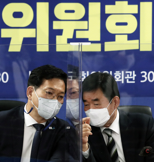 민주당 송영길 대표와 김진표 부동산특별위원장이 12일 국회 의원회관에서 열린 부동산특별위원회 회의에서 대화하고 있다. 연합뉴스